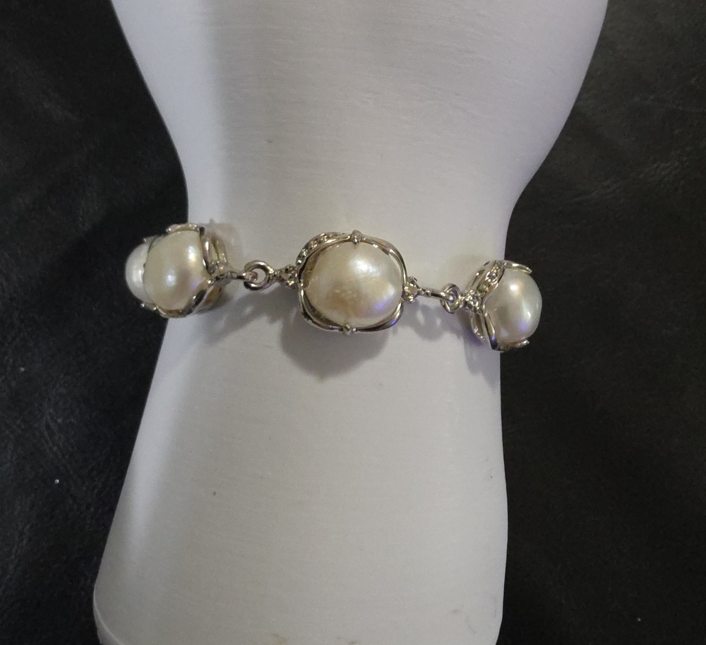 Elegant Pearl Cabochon Silver-Link Bracelet - White Pearls
